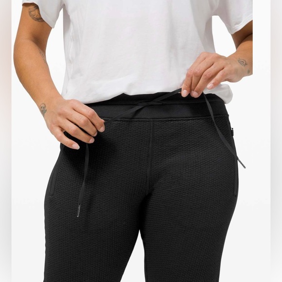 NWT Lululemon Engineered Warmth Joggers Black Color Size 6 Merino Wool Blend - Picture 2 of 12